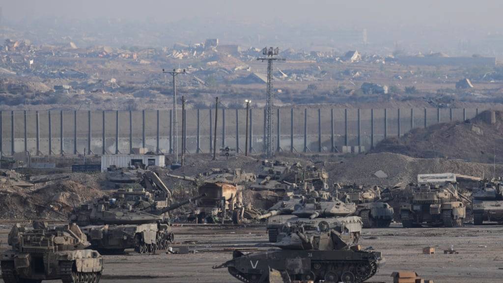 ARCHIV - Israelische Panzer sind in einem Bereitstellungsraum nahe der Grenze zum Gazastreifen im Süden Israels geparkt. Foto: Ohad Zwigenberg/AP/dpa/Symbolbild