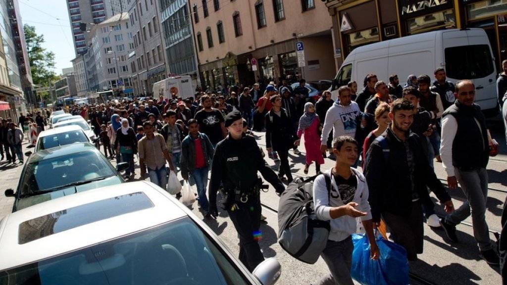 Flüchtlinge machen sich in München auf den Weg zu Notunterkünften. Die Flüchtlingskrise bringt die bayerische Landeshauptstadt ans Limit