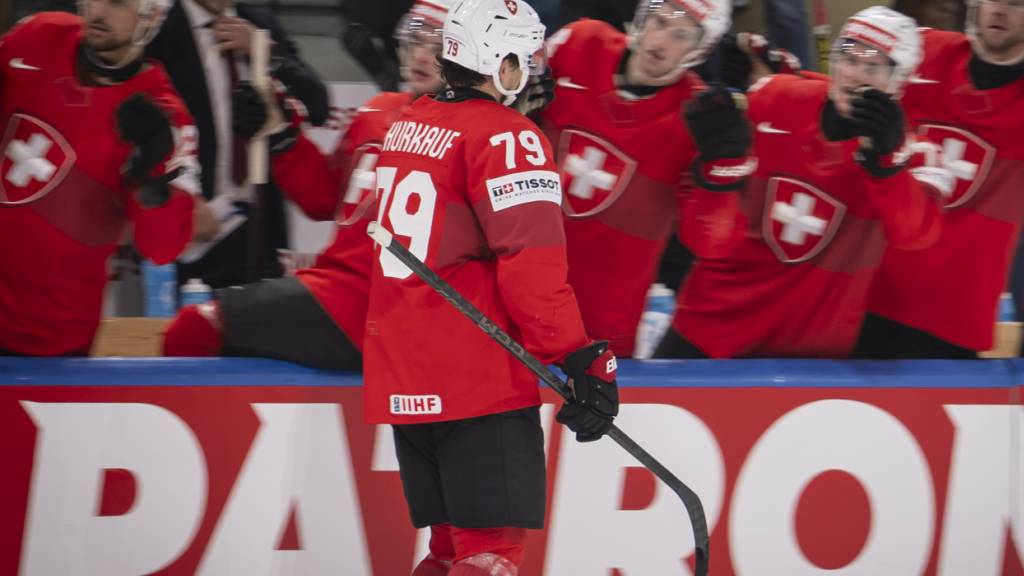 Calvin Thürkauf lässt sich nach dem 3:1 von seinen Mitspielern feiern