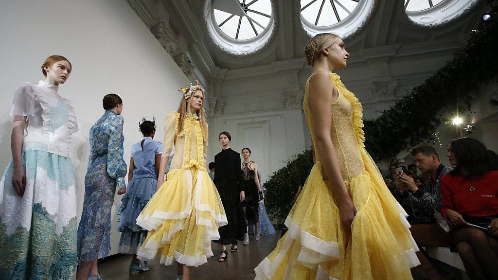 In London stellen über 150 Designer ihre Kollektionen für die Frühling- und Sommersaison im nächsten Jahr vor.