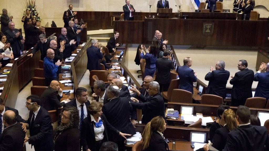 Israelisch-arabische Abgeordnete, die die Rede von US-Vizepräsident Mike Pence (hinten Mitte am Rednerpult) störten, wurden aus dem Saal geworfen.