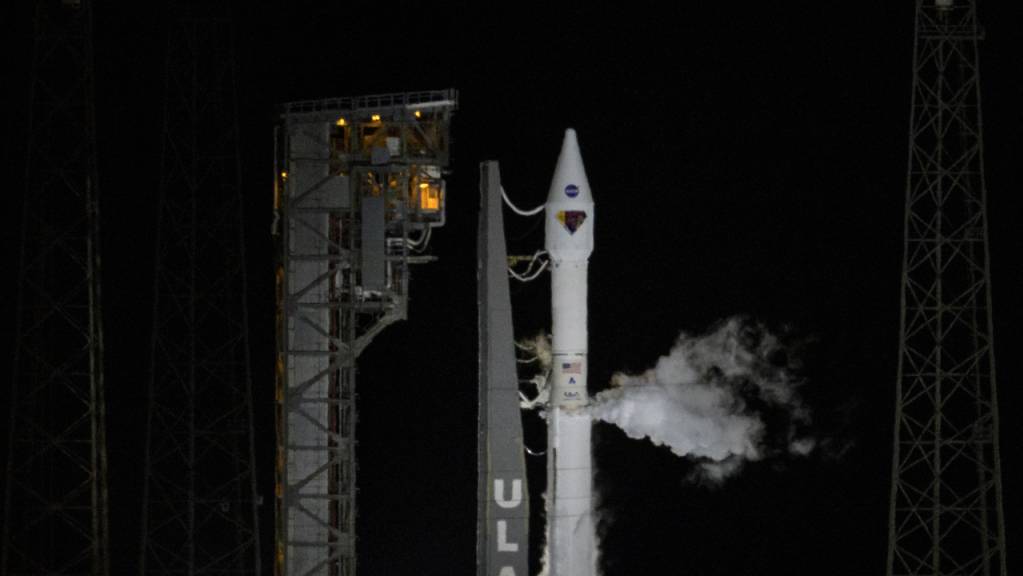 Dieses von der NASA zur Verfügung gestellte Foto zeigt eine Atlas-V-Rakete der United Launch Alliance mit der Raumsonde Lucy an Bord auf dem Space Launch Complex 41 auf dem Weltraumbahnhof Cape Canaveral in Florida.revolutionieren.