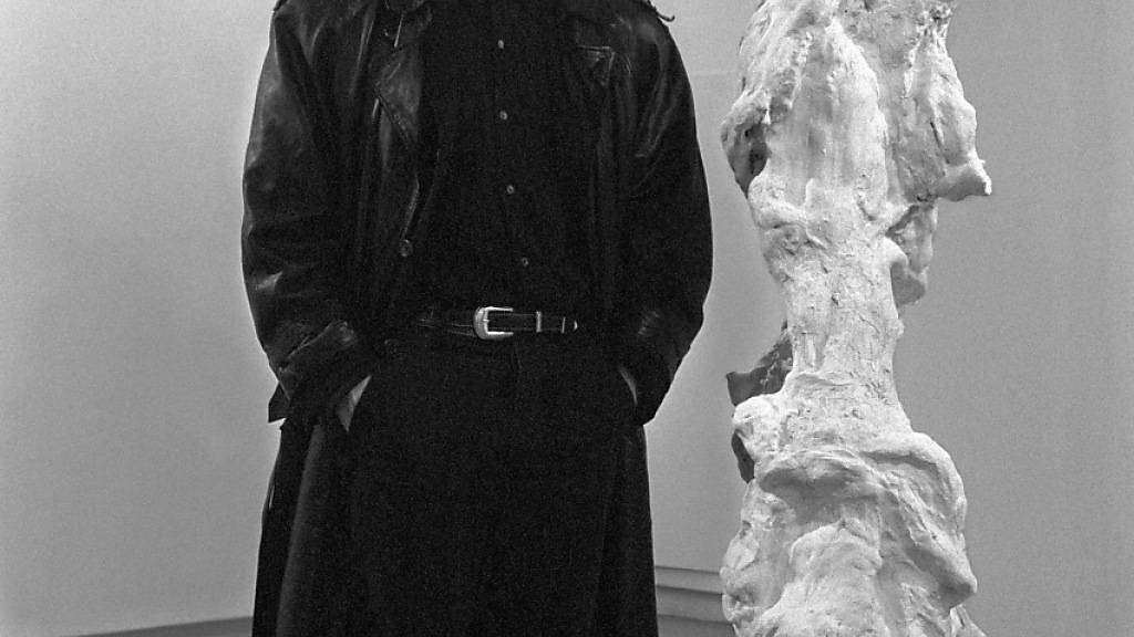 Martin Disler (1949-1996) neben einem Werk an seiner Ausstellung «Martin Disler-Bilder und Plastiken 1987» am 9. Januar 1988 im Kunsthaus in Zürich.