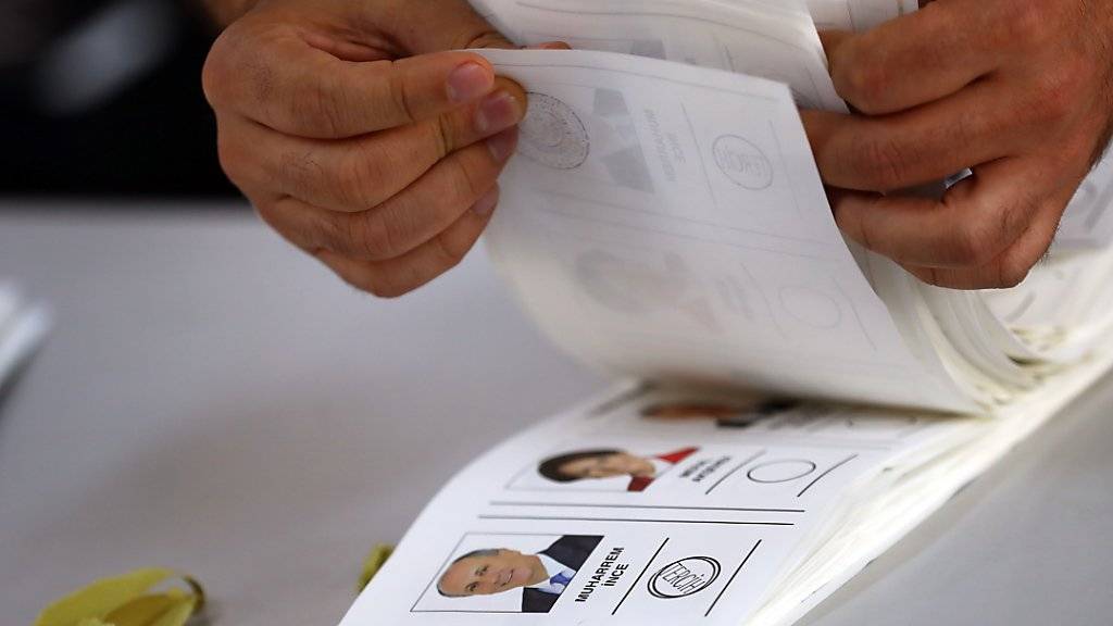 Auszählung der Stimmen in Istanbul: Die OSZE-Wahlbeobachtermission hat einen «Mangel an gleichen Bedingungen» bei den Wahlen in der Türkei kritisiert, dabei aber festgehalten, dass die Regeln weitgehend eingehalten worden seien.