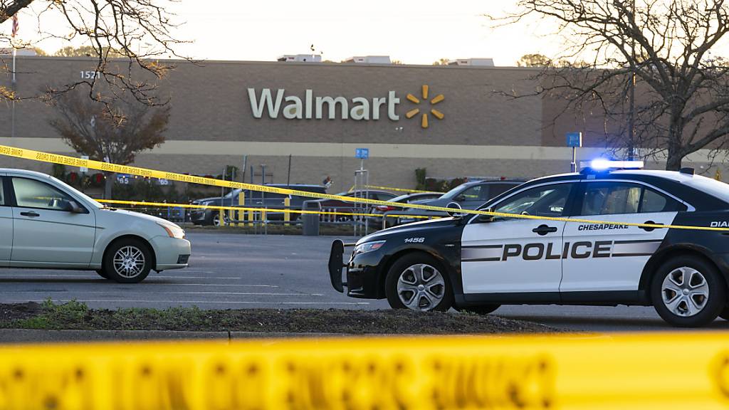 Die Strafverfolgungsbehörden arbeiten nach Schüssen am Tatort eines Supermarktes. In einem Supermarkt in Chesapeake im US-Bundesstaat Virginia sind mehrere Menschen durch Schüsse getötet und verletzt worden. Foto: Alex Brandon/AP/dpa