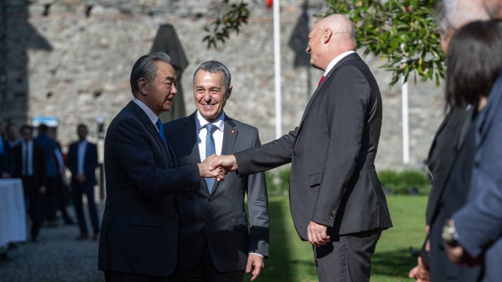 Chinas Aussenminister Wang Yi (links), Bundesrat Ignazio Cassis (Mitte) und der Schweizer Botschafter in Peking, Jürg Burri (rechts), am Freitag beim Besuch der Burg Castelgrande in Bellinzona.