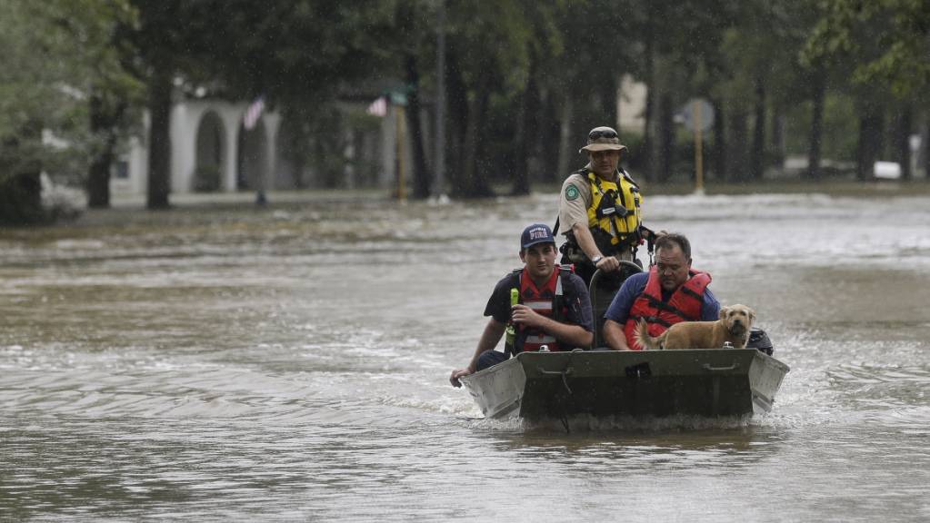 Der Tropensturm «Imelda» hat in Texas zu schweren Überschwemmungen geführt - wie hier in Huffman mussten viele Menschen mit Booten in Sicherheit gebracht werden.