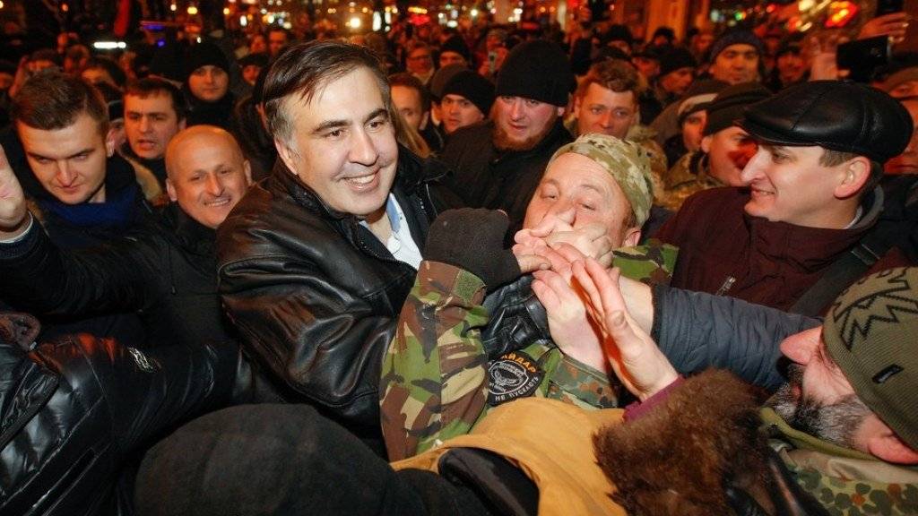 Der freigelassene frühere georgische Präsident Michail Saakaschwili (m.) begrüsst in Kiew seine Anhänger.