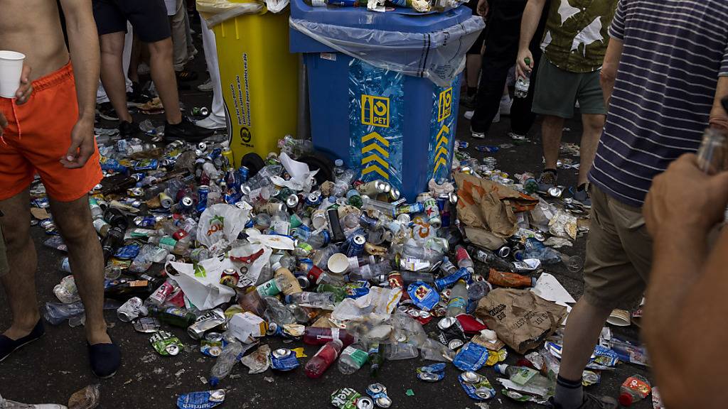 Die Teilnehmenden der Street Parade hinterliessen mehrere Tonnen Müll.