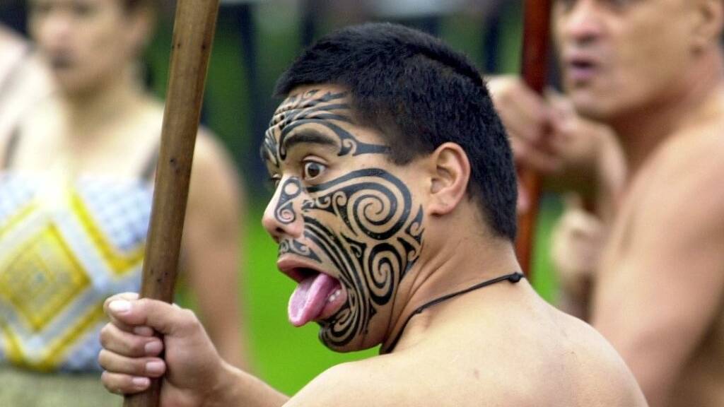 ARCHIV - Ein neuseeländischer Maori vom Stamm der Te Atiawa begrüßt einen hohen Gast mit der traditionellen Empfangsgeste Whakawaha. Foto: Ralf Hirschberger/dpa-Zentralbild/dpa