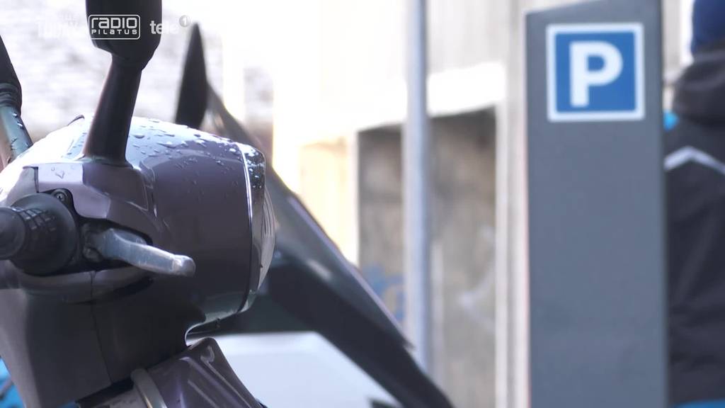 Stadt testet kostenpflichtige Motorrad-Parkplätze beim Löwengraben
