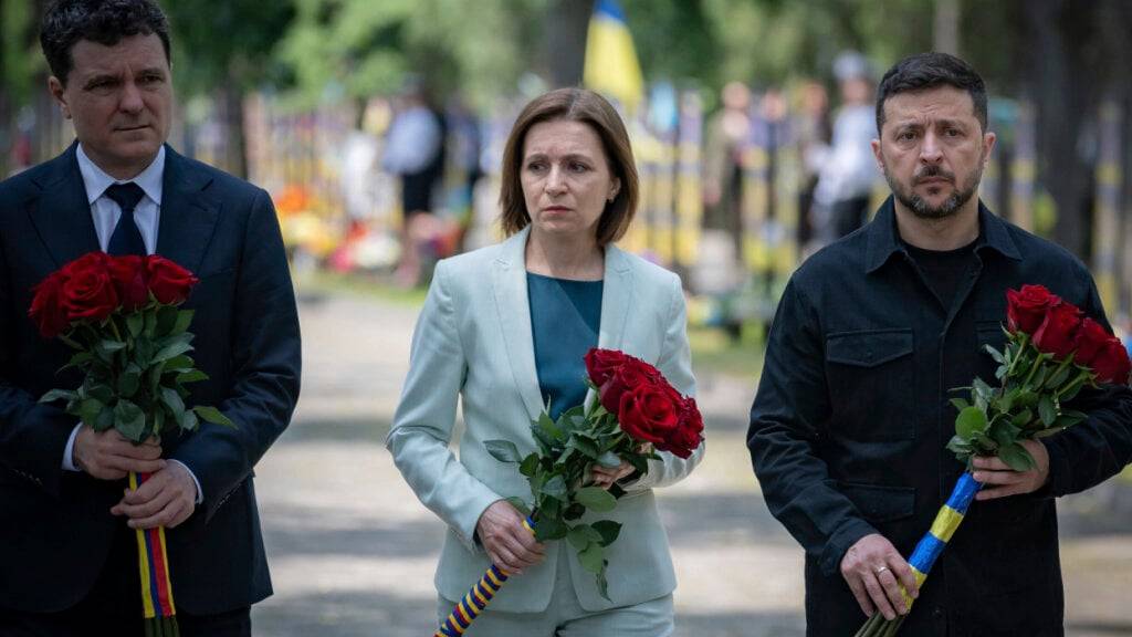 dpatopbilder - HANDOUT - Auf diesem vom Pressebüro des ukrainischen Präsidenten zur Verfügung gestellten Foto legen der ukrainische Präsident Wolodymyr Selenskyj (r) der rumänische Präsident Nicusor Dan (l) und die Präsidentin der Republik Moldau Maia Sandu Blumen am Denkmal der im russisch-ukrainischen Krieg gefallenen ukrainischen Soldaten nieder. Foto: Uncredited/Presidential Press Service/AP/dpa - ACHTUNG: Nur zur redaktionellen Verwendung im Zusammenhang mit der aktuellen Berichterstattung und nur mit vollständiger Nennung des vorstehenden Credits