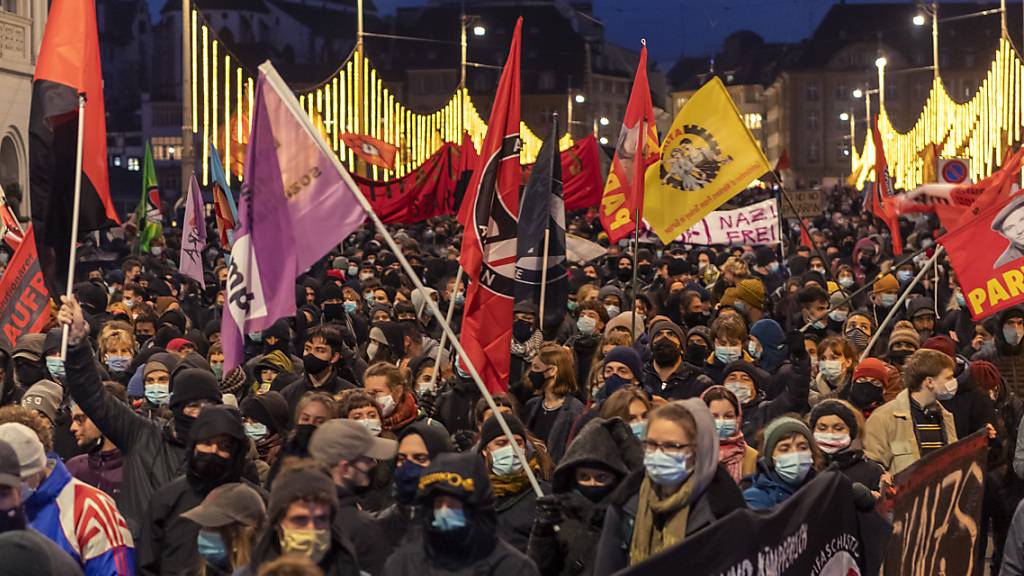 Eine der samstäglichen Kundgebungen in Basel («Basel nazifrei» vom 28. November 2020).