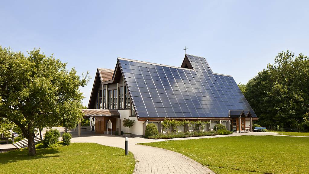 Im sogenannten Mantelerlass soll laut der vorberatenden Kommission unter anderem eine Solarpflicht für alle Neubauten verankert werden. 