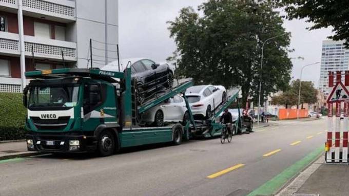 Lastwagen voller Autos sorgen für Knatsch bei Zürcher Velovorzugsroute