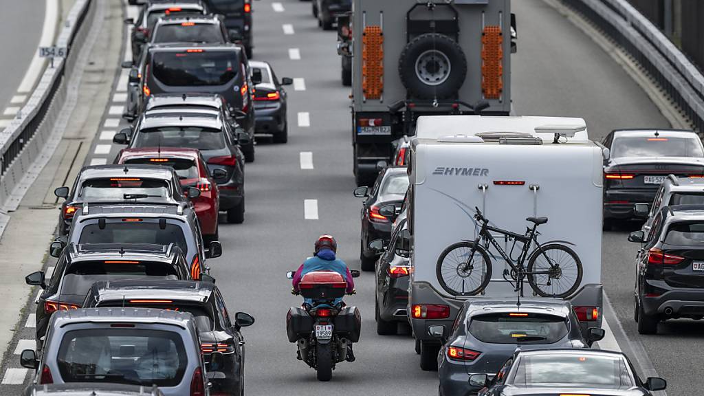 Verkehr staut sich auf zehn Kilometern vor dem Gotthard-Nordportal