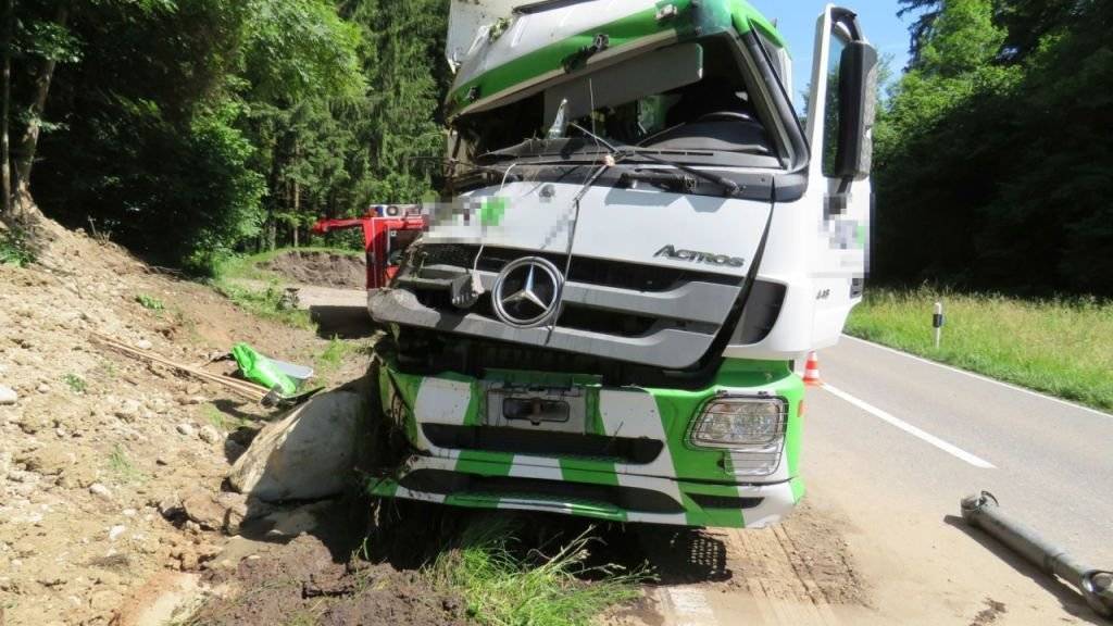 Beim Aufprall des Lastwagens auf die Böschung wurde das Fahrzeug stark beschädigt.