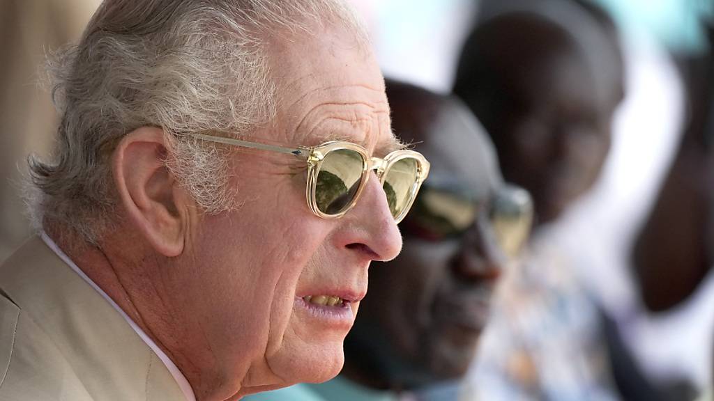 König Charles III. von Großbritannien trägt bei seinem Besuch auf dem Marinestützpunkt Mtongwe eine Sonnenbrille. Foto: Brian Inganga/Pool AP/dpa