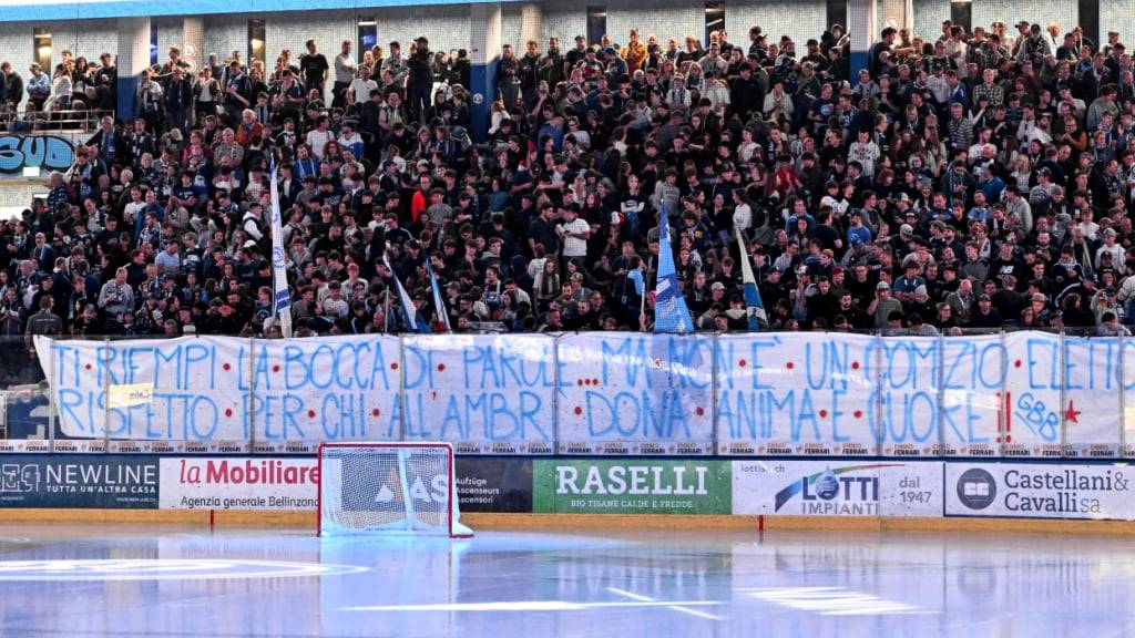 Klare Botschaft: Die Fans von Ambri-Piotta sind zufrieden, freuen sich aber über einen knappen 3:2-Sieg gegen das Schlusslicht Ajoie