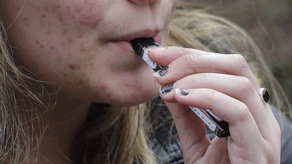 E-Zigaretten haben vor allem in den USA einen Boom bei Jugendlichen ausgelöst. Dies soll in der Schweiz verhindert werden. (Archivbild)