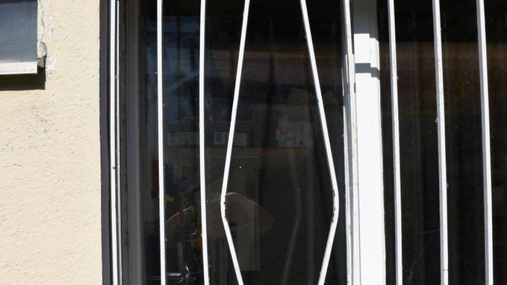 Die Gitterstangen wurden in der Nacht auf Dienstag beschädigt.