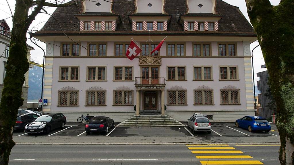 Die Verwaltung des Kantons Schwyz - im Bild das Regierungsgebäude - soll weiter digitalisiert werden. (Archivaufnahme)