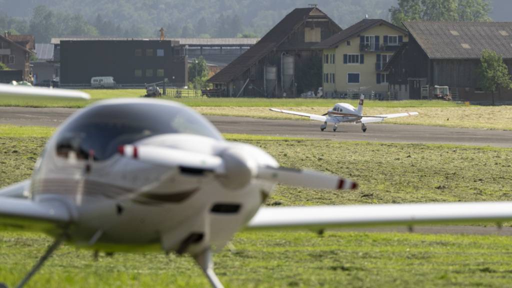 Ein Kleinflugzeug bei einem Start auf dem Flugplatz Kägiswil OW. (Archivbild)