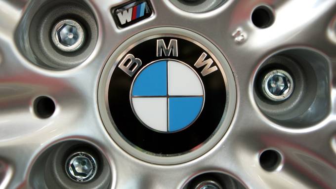 Mit blauem BMW verunfallt und abgehauen: Polizei sucht Person am Steuer