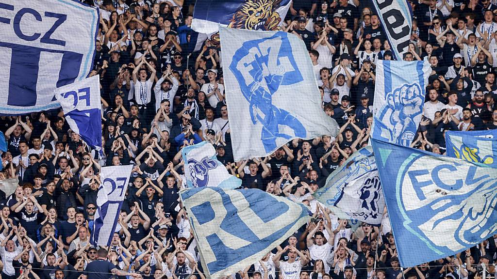 Bevor die Fans im Stadion in ihrer Kurve stehen, ziehen sie jeweils durch die Stadt - an diesem Sonntag lässt die Stadtpolizei keinen Fanmarsch ab Josefwiese zu. (Archivbild)