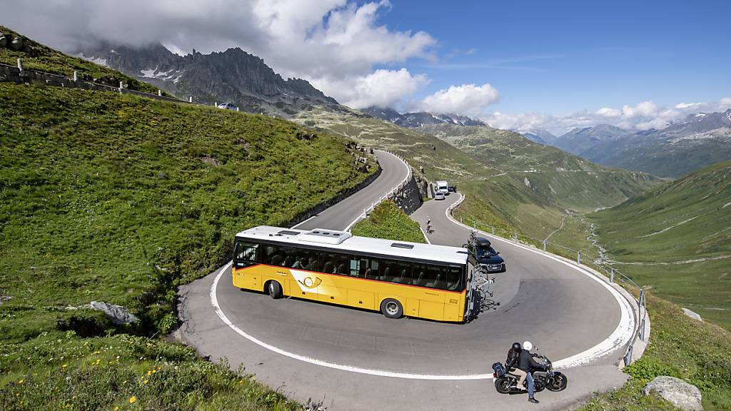 Ein Postauto auf der Furka-Passstrasse zwischen Uri und dem Wallis. (Archivbild)