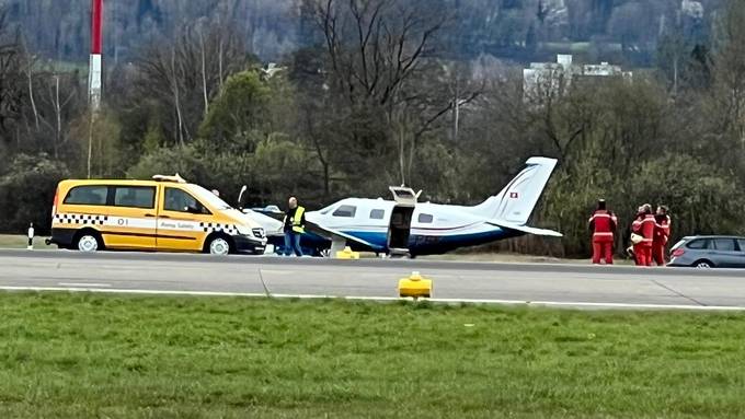 Kleinflugzeug kommt bei Landung von Piste ab – Pilot unverletzt