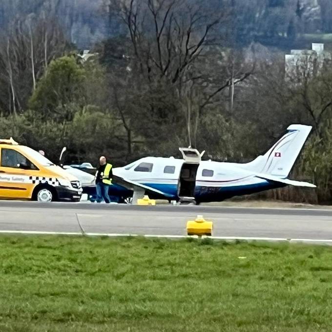 Kleinflugzeug kommt bei Landung von Piste ab – Pilot unverletzt