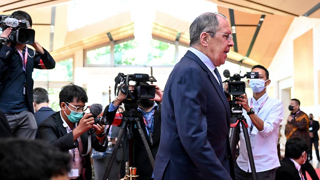 dpatopbilder - Der russische Außenmister Sergej Lawrow kommt zum G20-Gipfel der Außenministerinnen und -Außenminister in Indonesien. Foto: Britta Pedersen/dpa