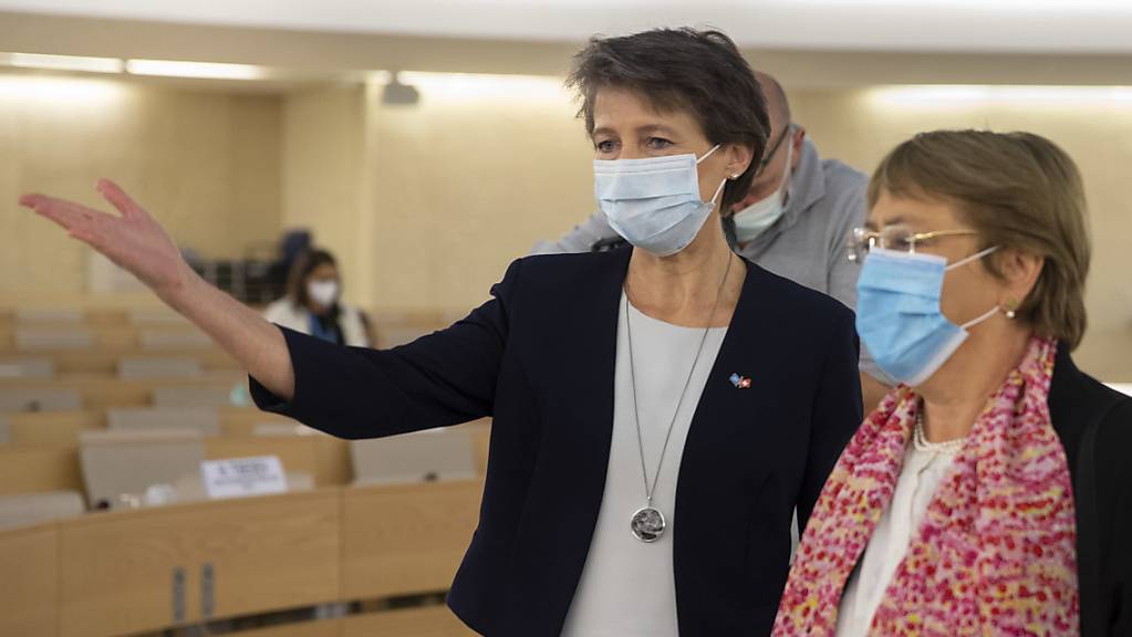 Bundespräsidentin Simonetta Sommaruga (links) und die Uno-Hochkommissarin für Menschenrechte, Michelle Bachelet (rechts), verurteilten am Dienstag in Genf Angriffe auf Medienschaffende.