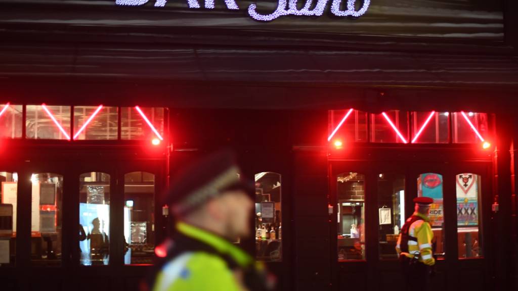 ARCHIV - Polizeibeamte stehen vor der Bar Soho in London. Derzeit fehlen in der britischen Club-Branche die Türsteher. Foto: Victoria Jones/PA Wire/dpa