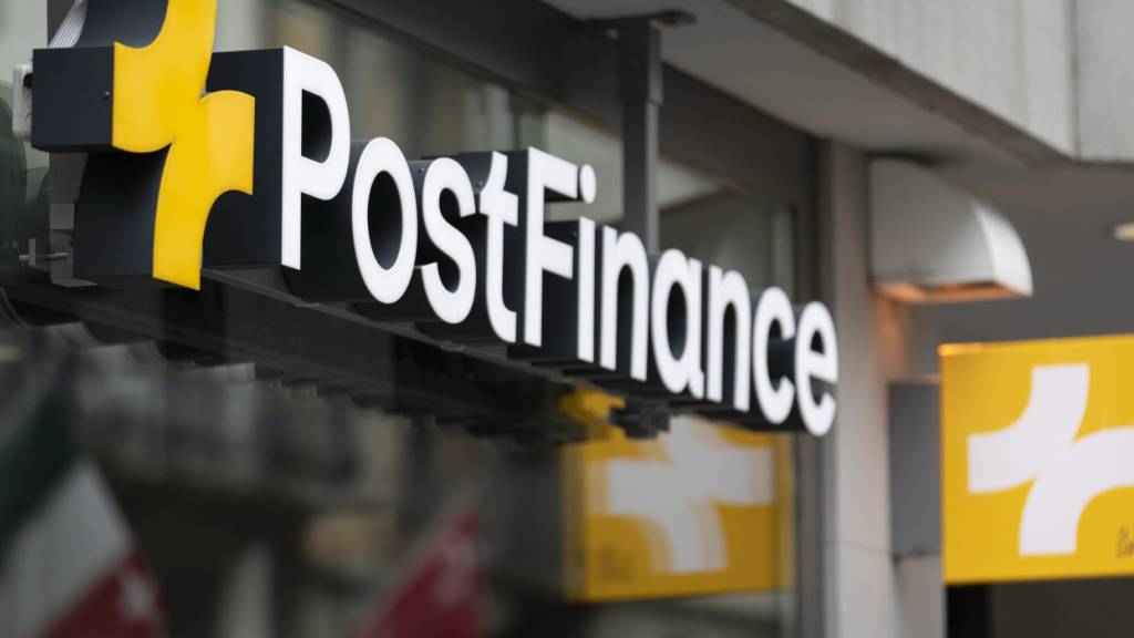 Die Postfinance hat sich von einem Teil ihrer Swissquote-Beteiligung getrennt. Die Post-Tochter hat Aktien im Umfang von 3,5 Prozent des Aktienkapitals verkauft und hält damit nur noch 1,5 Prozent an der Onlinebank. (Archivbild)