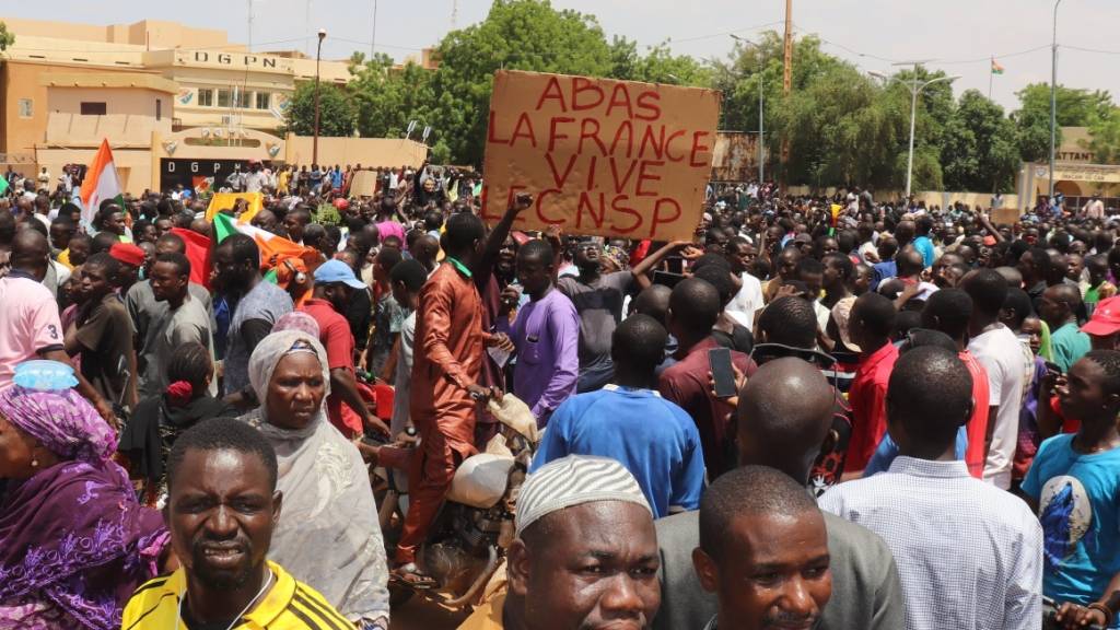 dpatopbilder - Demonstranten nehmen kurz nach dem Putsch Ende Juli in Nigers Hauptstadt Niamey an einem Marsch zur Unterstützung der Militärjunta teil. Foto: Djibo Issifou/dpa