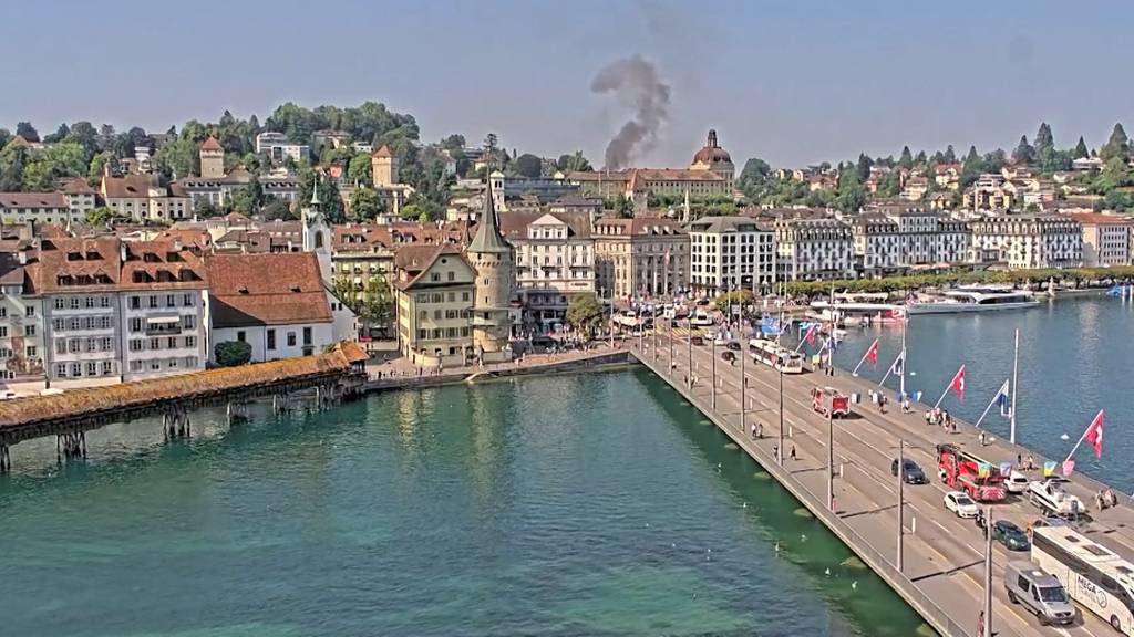 Brand an Fluhmattstrasse sorgt für schwarze Rauchsäule über Luzern
