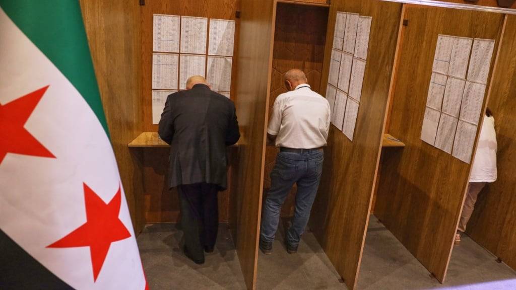 dpatopbilder - Mitglieder der Wahlkommission in einem Wahllokal in Aleppo. Foto: Omar Albam/AP/dpa