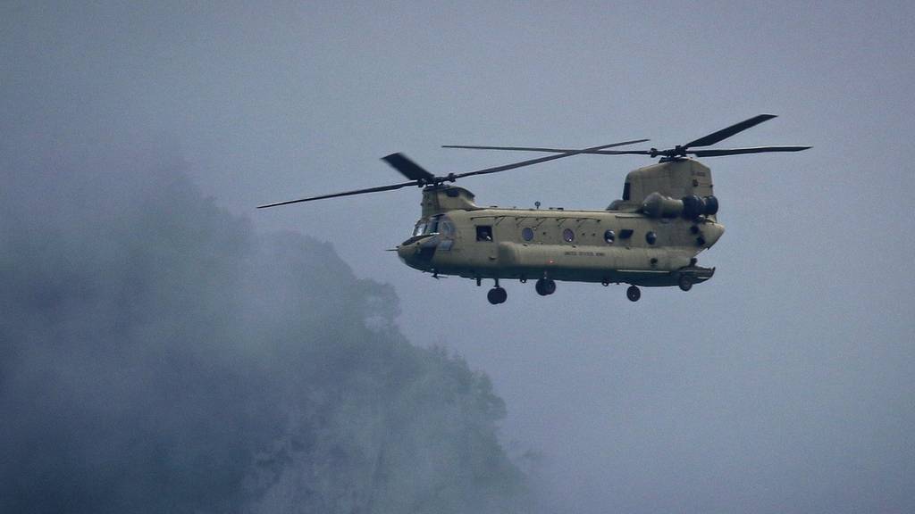 Amerikanische Armeehelikopter üben im Berner Oberland