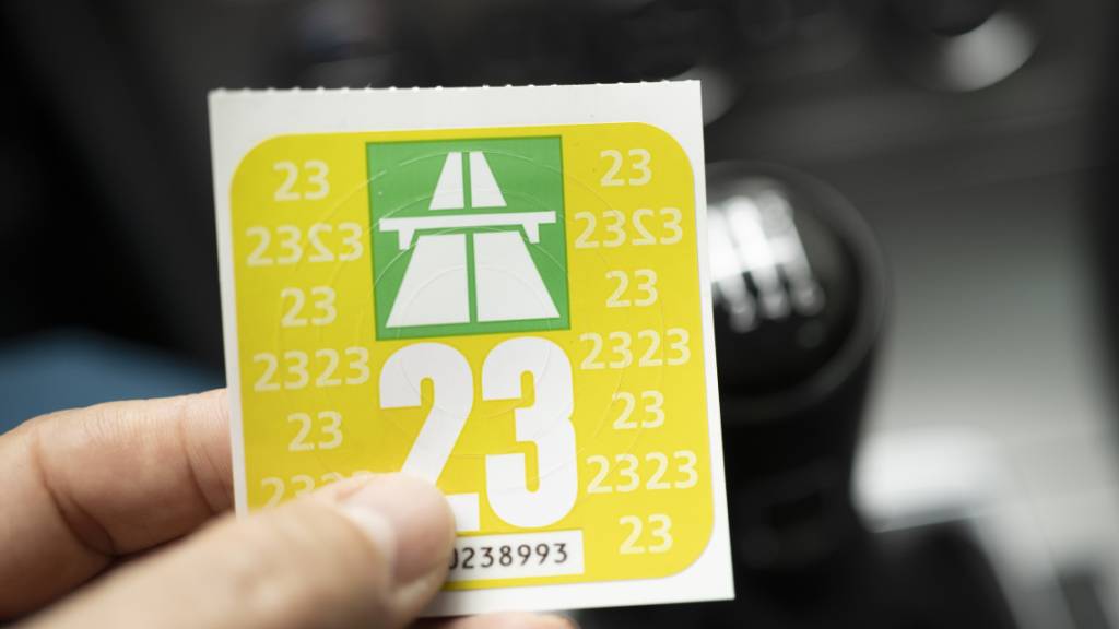 Die Schweizer Autobahnvignette ist ab 1. August neu elektronisch erhältlich. Als Kleber gibt es sie aber weiterhin. (Archivbild)