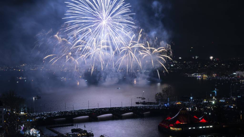 Für das Feuerwerk über Zürich wurden rund 150'000 Schaulustige erwartet.