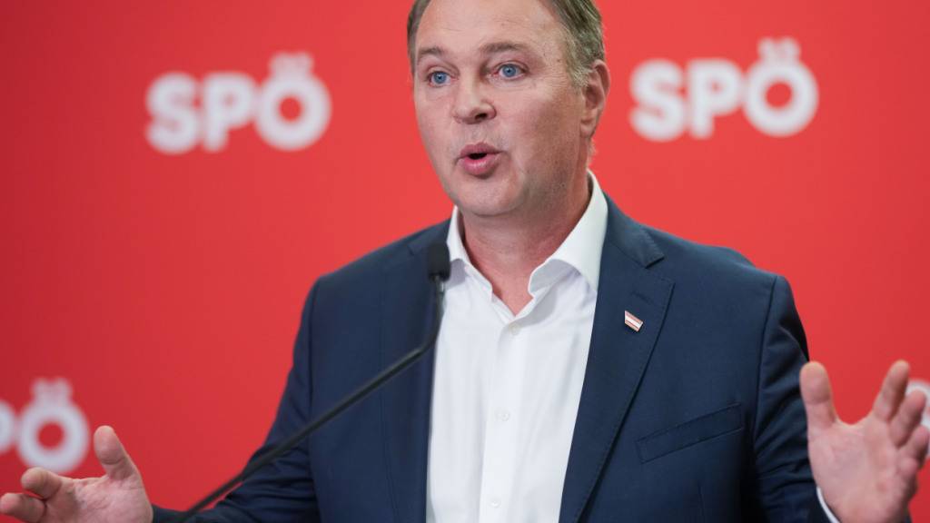 Der SPÖ-Bundesvorsitzende Andreas Babler während einer Stellungnahme anlässlich eines Treffens mit den SPÖ-Landesspitzen in Wien. Foto: Georg Hochmuth/APA/dpa