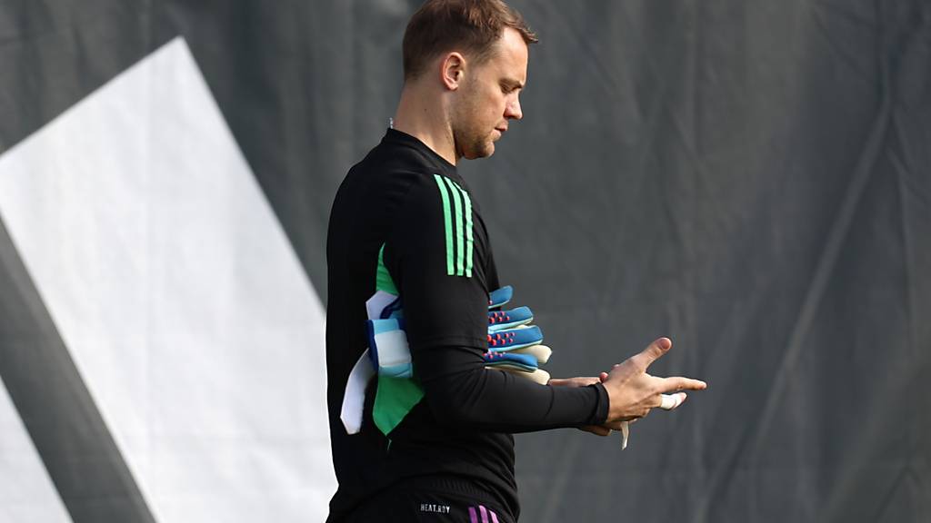 Manuel Neuer betritt am Freitag den Platz zum Abschlusstraining