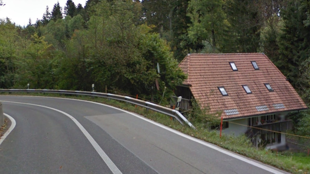 Velofahrer stürzte in Schüpfen im Bereich des Erdbächli  193. 