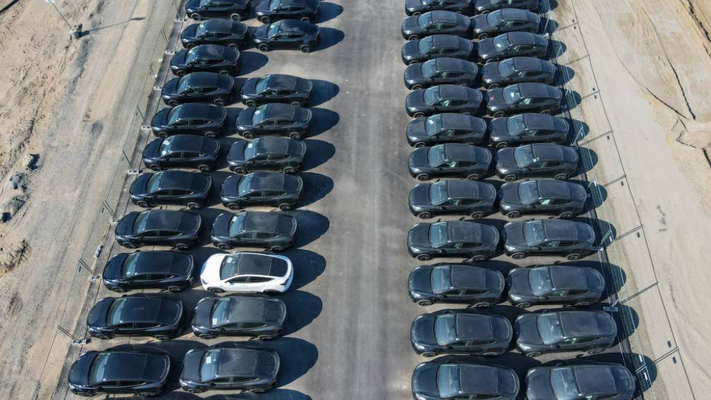 Viele Elektrofahrzeuge vom Typ Tesla Model Y stehen auf dem Gelände der Tesla-Gigafactory in Berlin. (Archivbild)