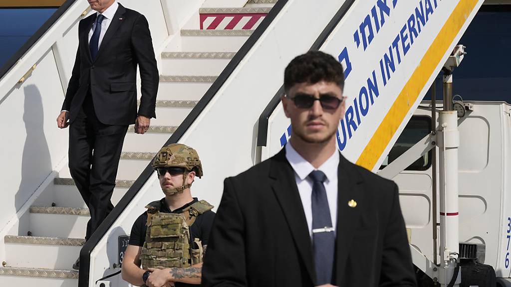 Antony Blinken (l), Außenminister der USA, kommt am Ben-Gurion-Flughafen an. Foto: Jacquelyn Martin/AP Pool/dpa