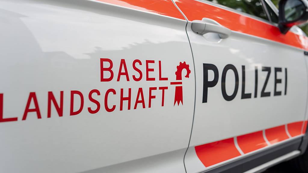 Die Polizei Basel-Landschaft untersucht, ob die Verwirrung, die ein Fussgänger auf der A18 bei Muttenz ausgelöst hat, für die Unfälle verantwortlich ist. (Symbolbild)