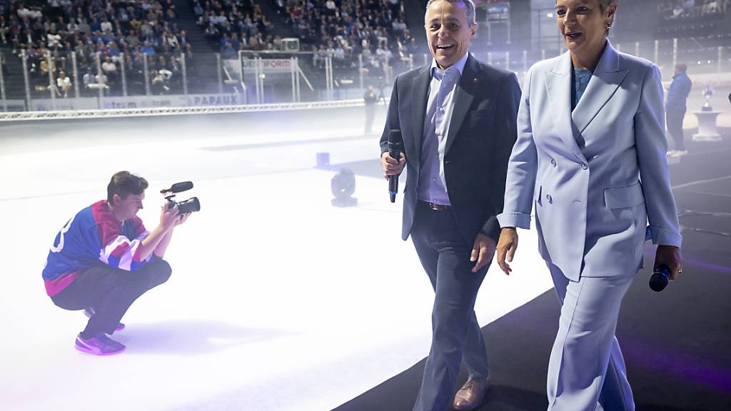FDP-Bundesrätin Karin Keller-Sutter (rechts) und FDP-Bundesrat Ignazio Cassis (Mitte) treffen am Tag der FDP im Eishockeystadion in Freiburg ein.