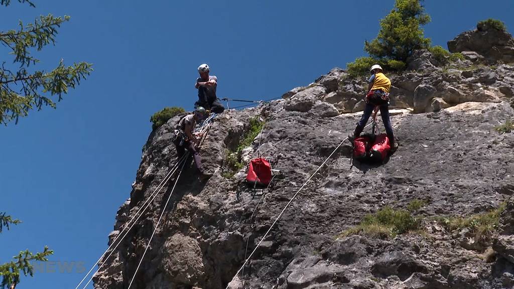Einsatzkräfte üben die Alpine Rettung